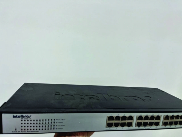 Switch 24 portas Gigabit Ethernet marca Intelbras (usado)