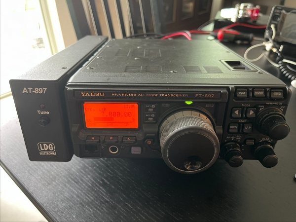 Transceptor HF/6m/VHF e UHF FT-897 Yaesu com acopador autom�tico (usado)