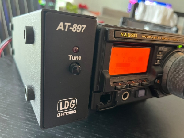 Transceptor HF/6m/VHF e UHF FT-897 Yaesu com acopador autom�tico (usado)