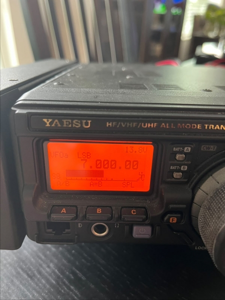 Transceptor HF/6m/VHF e UHF FT-897 Yaesu com acopador autom�tico (usado)